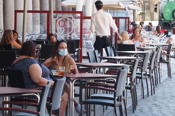 Varias personas disfrutan en una terraza en las inmediaciones de la Plaza Mayor de Valladolid