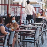 Varias personas disfrutan en una terraza en las inmediaciones de la Plaza Mayor de Valladolid