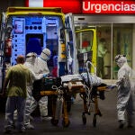 Un paciente llega ayer al hospital de La Paz en Madrid, donde han aumentado los ingresados en la UCI los últimos días