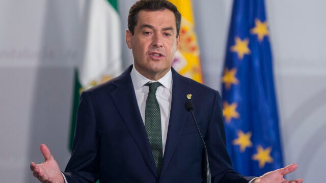 El presidente de la Junta, Juanma Moreno, tras participar en la Conferencia de Presidentes de Comunidades Autónomas convocada por el presidente del Gobierno, Pedro Sánchez