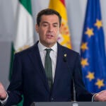 El presidente de la Junta, Juanma Moreno, tras participar en la Conferencia de Presidentes de Comunidades Autónomas convocada por el presidente del Gobierno, Pedro Sánchez