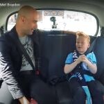 Pep Guardiola, junto a Braydon Bent en el programa 'Chappy's Taxi'.