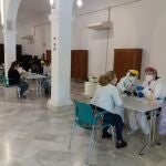 Imagen de archivo de sanitarios realizando test serológicos