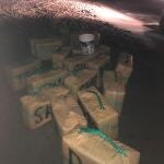 Imagen de los 630 kilogramos de hachís incautados en la operación de la Guardia Civil en una playa de Estepona