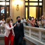 La expresidenta del Parlament, Carme Forcadell, volvió ayer a la cámara gracias al tercer grado y fue recibida por Torrent (ERC), quien cargó contra su condena por el 1-O