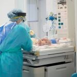 Las enfermeras atienden a un bebé que ha nacido tras un parto inducido de una madre con Covid-19. EFE/Hospital Universitario Reina Sofía