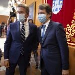 El jefe del Ejecutivo regional, Alfonso Fernández Mañueco, con el gallego Núñez Feijoó durante la toma de posesión de éste último como presidente de Galicia