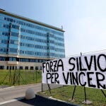 Pancarta de ánimo frente al hospital donde se eneuntra ingresado