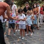 El alumnado del colegio Jesús y María de Valencia se aplica gel desinfectante, durante el primer día de clase para 794.243 alumnos y 4.374 profesores de 1.425 centros públicos y 420 concertados de la Comunitat Valenciana en un "excepcional" inicio de curso, marcado por las medidas sanitarias que impone la pandemia de coronavirus y la incertidumbre de su impacto y evolución