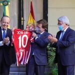 El alcalde de Madrid, José Luis Martínez-Almeida, recibe una camiseta del Atlético de Madrid de manos del presidente Enrique Cerezo, en presencia del embajador de Brasil en España, Pompeu Andreucci Neto