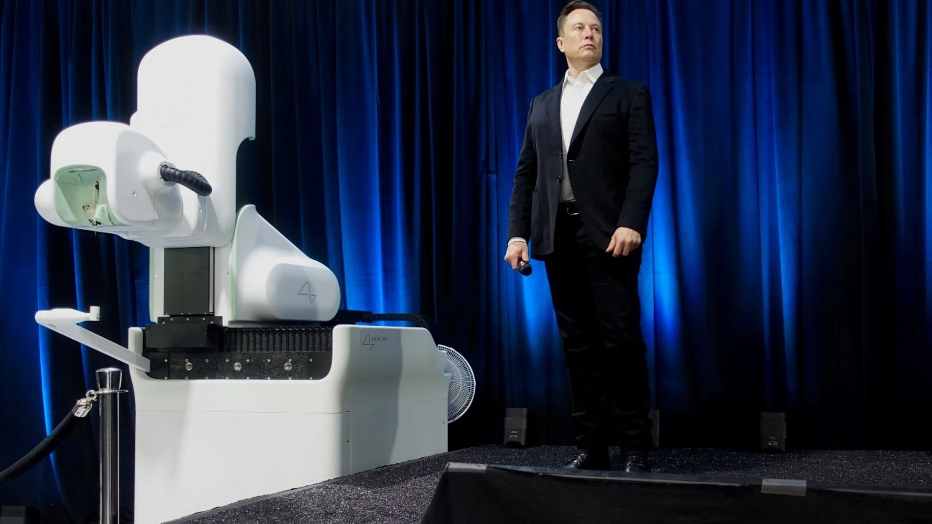 Elon Musk posando antes del acto donde anunciaron los últimos avances de Neuralink.