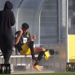 Reinier Jesús en el banquillo del Borussia Dortmund.