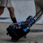Alumnos con mochila del Colegio Privado Alameda de Osuna durante el primer día del curso escolar 2020-2021, en Madrid (España) a 7 de septiembre de 2020