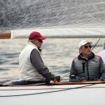 Don Juan Carlos y el regatista Pedro Campos, a bordo del Bribón.