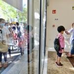 Una profesora toma la temperatura a un alumno en su primer día de clase en el colegio Claret de Madrid