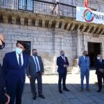 De iquierda a derecha, el jefe de Urgencias del Hospital del Bierzo, José Ramón Casal; el consejero de Fomento y Medio Ambiente, Juan Carlos Suárez-Quiñones; el presidente de la Diputación de León, Eduardo Morán, el presidente del Consejo Comarcal del Bierzo, Gerardo Álvarez Courel; el alcalde de Ponferrada, Olegario Ramón; y el subdelegado del Gobierno en León, Faustino Sánchez, durante el acto institucional con motivo del Día del Bierzo