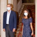 El Rey Felipe y la Reina Letizia posan a su llegada al acto conmemorativo del Día del Cooperante, celebrado todos los 8 de septiembre, en el que los actores de la Cooperación Española conmemoran este día en honor a los y las profesionales que trabajan por el desarrollo sostenible y la lucha contra la pobreza junto a las poblaciones más vulnerables del planeta. En el Palacio de Viana, en Madrid (España), a 08 de septiembre de 2020.FELIPE VI;REYES;LETIZIA;DÍA DEL COOPERANTEJavier Ramírez / Europa Press08/09/2020