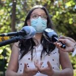 La vicepresidenta del Consell y consellera de Igualdad y Políticas Inclusivas, Mónica Oltra, durante las declaraciones que ha realizado ayer antes de su visita al Centro de Día Multidisciplinar Cuidiscap, en Valencia.