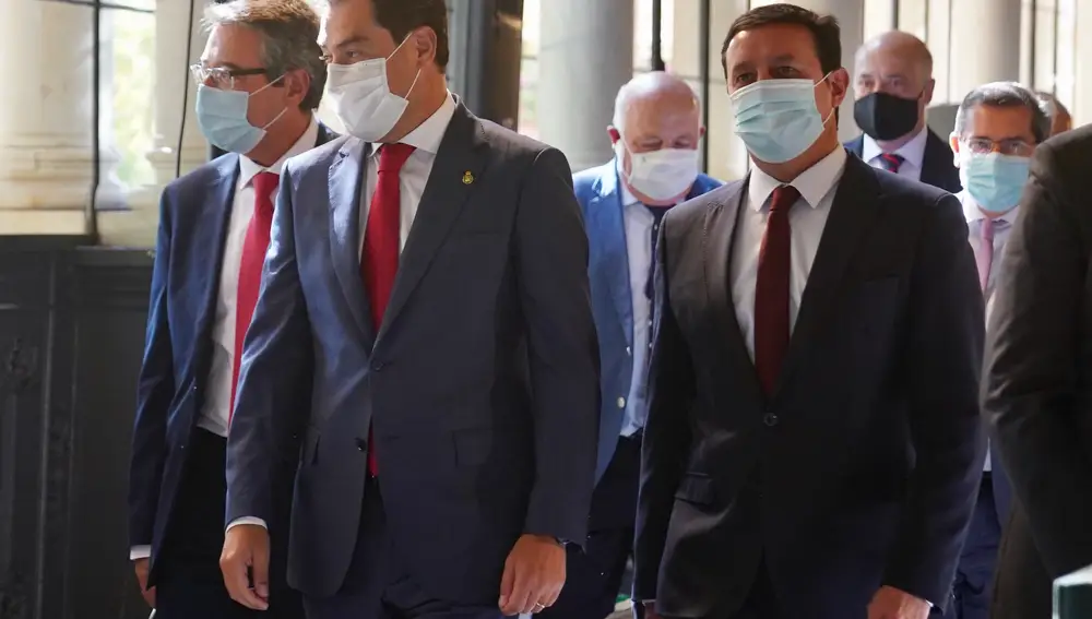 El presidente de la Junta de Andalucía, Juanma Moreno, ha mantenido un encuentro en el Palacio de San Telmo con los presidentes de las diputaciones provinciales