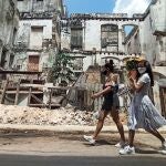 Varias mujeres llevan hoy girasoles amarillos al Santuario de la Virgen de la Caridad del Cobre, en La Habana (Cuba)
