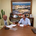 El presidente de Caja Rural del Sur y su Fundación, José Luis García-Palacios Álvarez, y Juan Rafael Leal Rubio, presidente de Cooperativas Agro-Alimentarias de Andalucía, hoy en la firma del convenio de colaboración entre ambas entidades