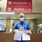 Teodoro Ortega, portavoz de la Plataforma A11Pasos, muestra las cartas que han enviado al ministro Ábalos para pedir una reunión con él