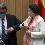 El Ministro de Inclusión, Seguridad Social y Migraciones, José Luis Escrivá (i), conversa con la presidenta de la Comisión parlamentaria de Seguimiento del Pacto de Toledo, Magdalena Valerio (d)