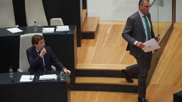 Martínez-Almeida y Ortega Smith, durante un Pleno municipal
