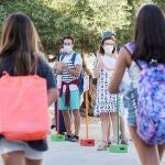 El profesorado del CEIP Tomás Ybarra de Tomares (Sevilla) recibe a sus alumnos con un aplauso de bienvenida con motivo del comienzo del curso escolar 2020-2021