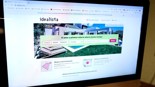 Una persona hace uso de uno de los portales de búsqueda de vivienda