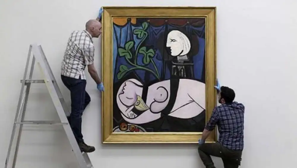 Desnudo, hojas verdes y busto