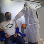 Los ensayos clínicos de las posibles vacunas ya se han iniciado en países como, por ejemplo, Perú. En la imagen, un sanitario del Centro de Estudios Clínicos de la Universidad Peruana Cayetano Heredia (UPCH) vacuna a una persona que participa en el inicio de los estudios clínicos en el Perú para probar la eficacia de la terapia inmunizadora. EFE/UPCH