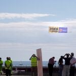 Una avioneta porta una lona donde se lee “Aturem la decadència” (paremos la decadencia) sobre las playas de Barcelona es el mensaje que Societat Civil Catalana ha emitido en esta Diada Nacional en Cataluña.