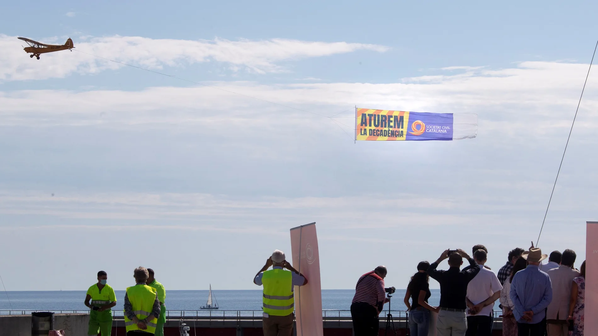 Acto de Societat Civil Catalana en la playa de la Barceloneta
