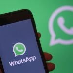 Vista de la aplicación de mensajería WhatsApp en un teléfono.