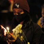 BOG400 BOGOTÁ (COLOMBIA), 10/09/2020.- Un grupo de jóvenes prende velas este jueves en las calles del barrio Verbenal como protesta por la muerte de manifestantes en Bogotá (Colombia). Las protestas callejeras en Bogotá y otras ciudades de Colombia contra la brutalidad policial que causó la muerte del abogado Javier Ordóñez durante su arresto costaron la vida a diez personas en una noche de vandalismo y furia que tiene como principales sospechosos a los propios uniformados. EFE/ Carlos Ortega