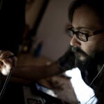 Imagen de un hombre teletrabajando en casa