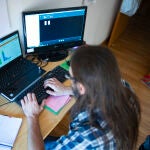 Una persona teletrabajando desde su casa
