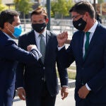 El presidente de la Junta, Juanma Moreno (1c), saluda al vicepresidente de la Junta, Juan Marín (1d), en presencia del alcalde de Granada, Luis Salvador (c), en una vista realizada en septiembre de 2020