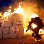Miembros de los Comités de Defensa de la República (CDR) queman un retrato del rey Felipe VI en la Diada del pasado año