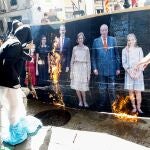 Varios jóvenes queman un retrato de la familia real durante la manifestación convocada por la organización Arran en el centro de Barcelona con motivo de la Diada de Cataluña.