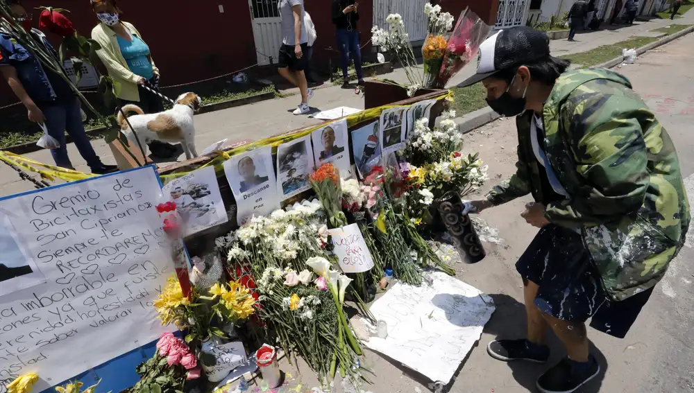 Un hombre pone velas en un altar en memoria de Cristian Hernández, muerto durante disturbios frente al centro de atención inmediata (CAI) del Verbenal, este viernes, en Bogotá