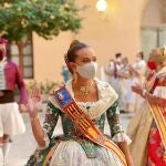 La Fallera Mayor de València Consuelo Llobell pasea con su mascarilla, un complemento necesario durante las celebraciones de este año. Foto de archivo