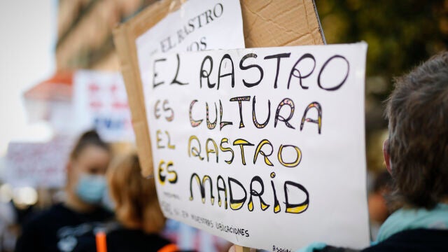 Pancarta donde se puede leer "El Rastro es cultura, el Rastro es Madrid" durante una concentración de protesta