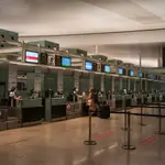 Una pasajera acude a los mostradores de las aerolíneas del Aeropuerto Josep Tarradellas Barcelona-El Prat, en Barcelona