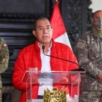 Lima (Peru), 12/09/2020.- A handout photo made available by the Peruvian Presidency shows Prime Minister Walter Martos (C) accompanied by the military leadership while issuing a statement after a session of the Council of Ministers, in Lima, Peru, 12 September 2020. The maneuver of the Peruvian opposition to remove President Martin Vizcarra left the Armed Forces in the midst of the crossfire this 12 September when it was discovered that the leader of Congress, opposition member Manuel Merino, who would assume the Presidency if the impeachment proceeds, contacted senior military command officials. Merino's attempts to involve the military in this political process fed the thesis of a 'plot against democracy' stated Vizcarra on 12 September together with his prime minister, Walter Martos, who called the situation 'practically a coup.' (Incendio, Golpe de Estado) EFE/EPA/Andres Valle / Peruvian Presidency HANDOUT HANDOUT EDITORIAL USE ONLY