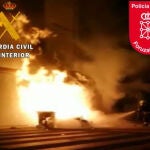 Radicales lanzan botellas y objetos ala Guardia Civil en Alsasua.