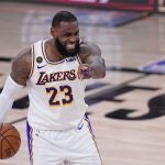 LeBron James ordenando a sus compañeros durante el quinto partido ante los Rockets de Houston