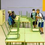Varios niños llegan a su aula de la Escola Catalonia de Barcelona.