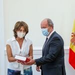 El ministro de Justicia, Juan Carlos Campo, recibió a la fiscal general del Estado, Dolores Delgado, quien le hizo entrega de la Memoria de la Fiscalía.